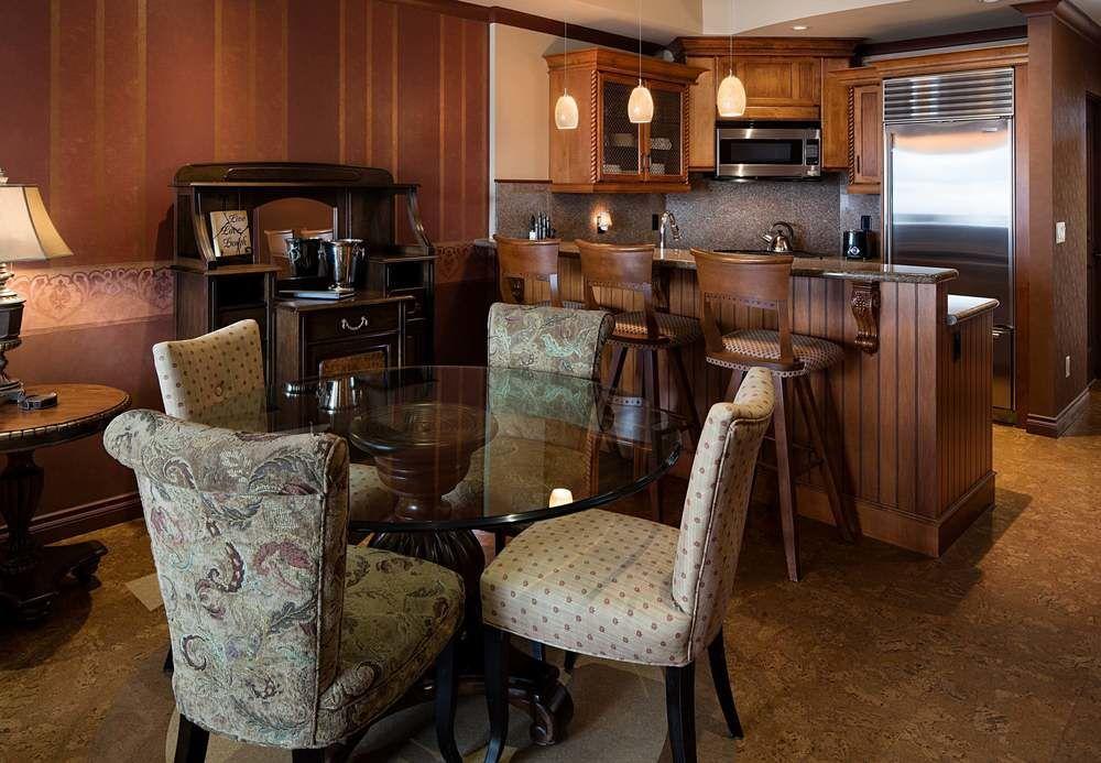The Royal Kelowna - Bellstar Hotels & Resorts Екстер'єр фото